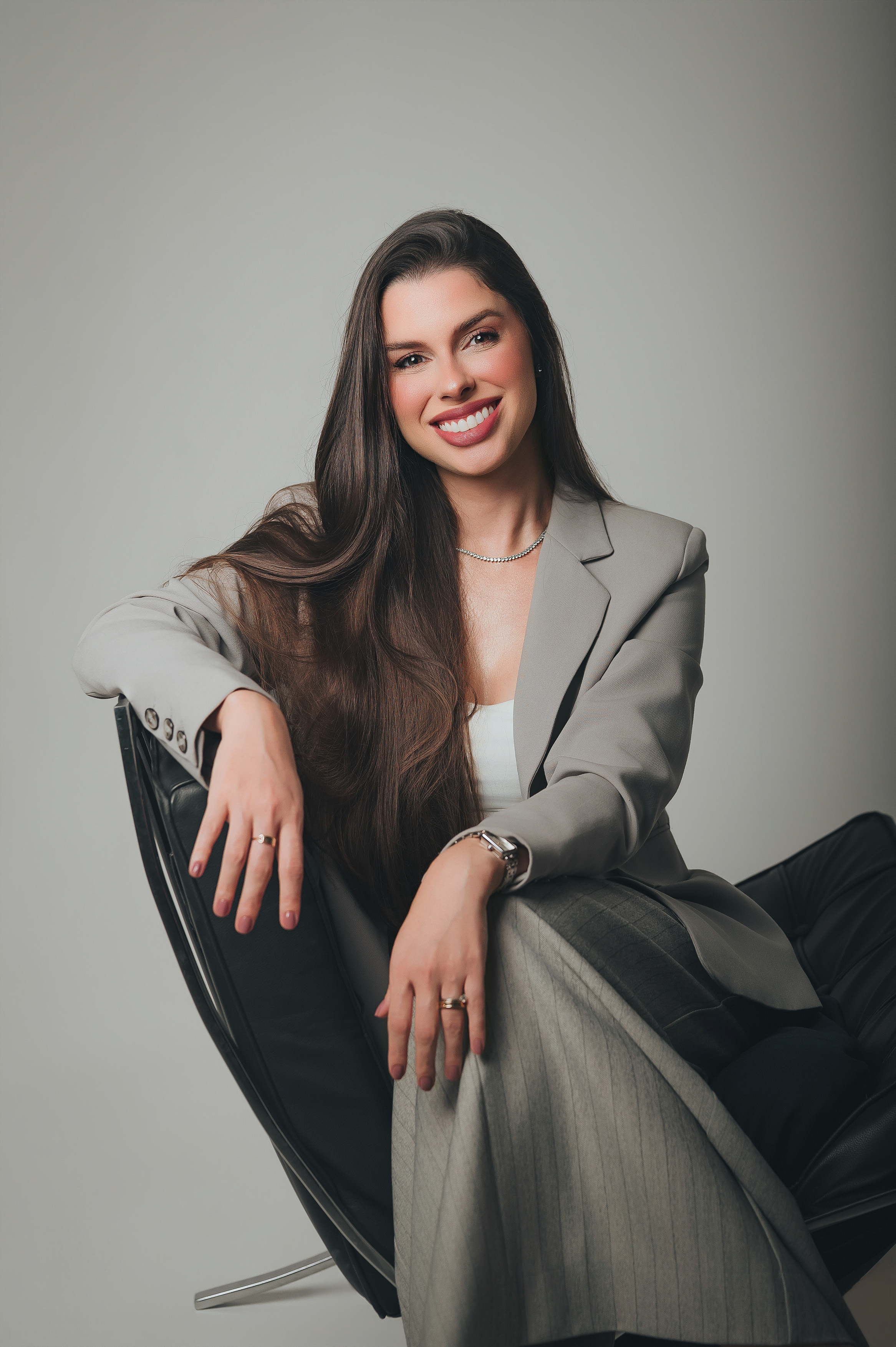 Dra. Suéllen Faria, oftalmologista e cirurgiã de plástica ocular
